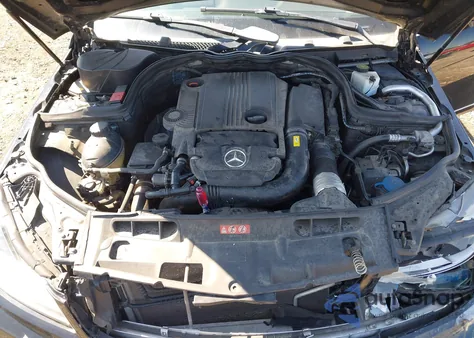 2013 Mercedes-Benz C 250 Luxury/Sport z USA, uszkodzony, nr VIN WDDGF4HB7DR295826